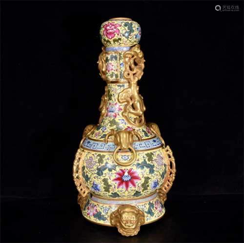 A Chinese Famille-Rose Porcelain Vase