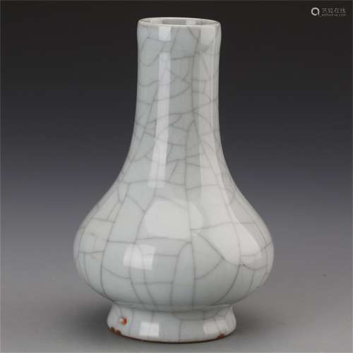 A Chinese Ge-Type White Glazed Porcelain Vase