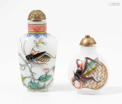 Lot: 2 Snuff Bottles