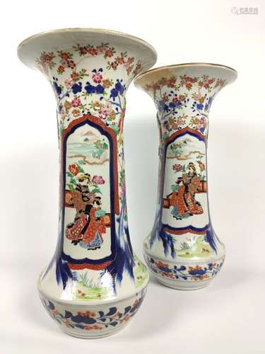 JAPON, début du XXème siècle. \nPaire de vases corn…