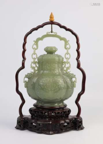 CHINE, XXème siècle. \nVase couvert en jade céladon…