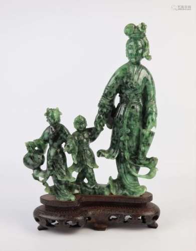 CHINE, XXème siècle. \nGroupe en jade représentant …