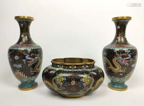 CHINE, XXème siècle. \nPaire de petits vases et brû…