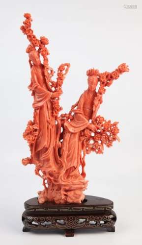 CHINE. \nGroupe en corail sculpté représentant deux…