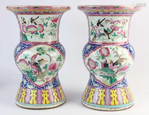 CHINE, XXème siècle. \nPaire de vases balustres en …