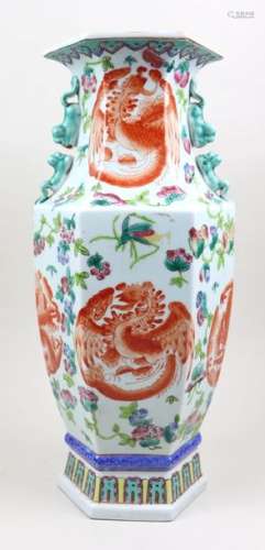 CHINE, XXème siècle. \nVase en porcelaine polychrom…