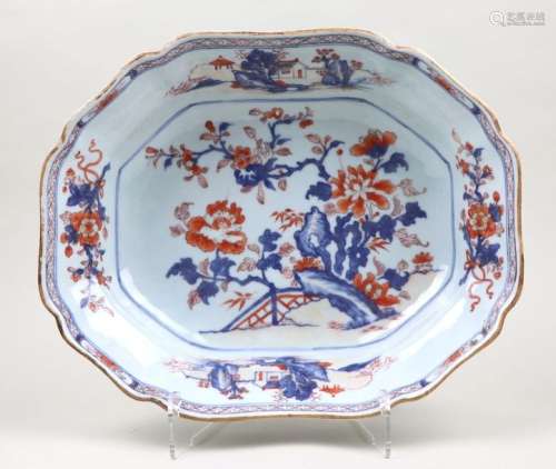 CHINE, XVIIIème siècle. \nPetit bassin en porcelain…