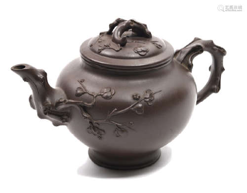 Teapot in Yixing sandstone with a dark brown patin…