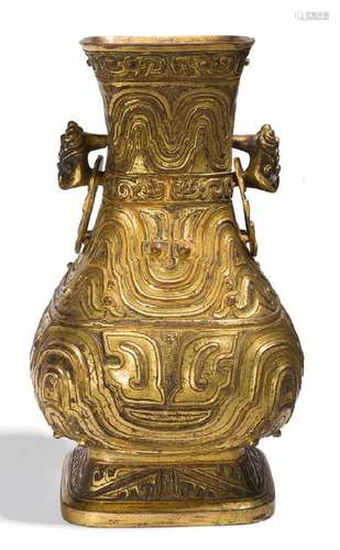 Hu vase in gilded bronze, archaic style, with inci…