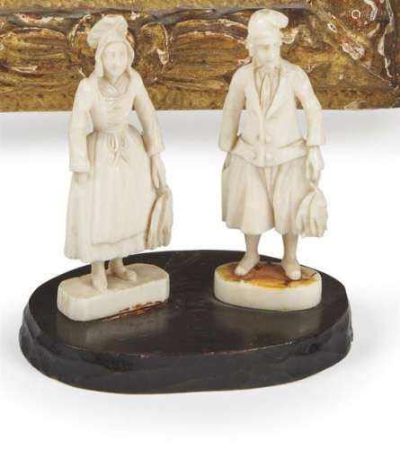 Paire de petites figures en ivoire sculpté représe…