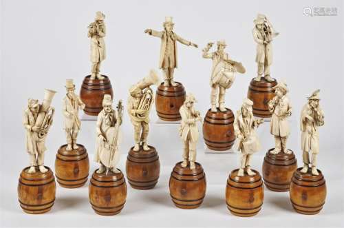 Douze petites figures en ivoire sculpté représenta…
