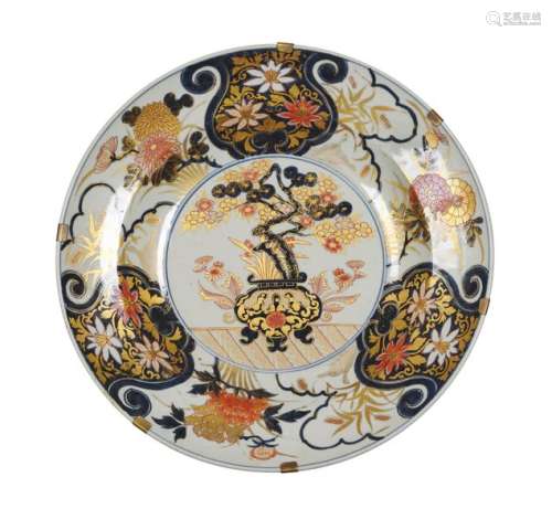 Japon Paire de plats ronds en porcelaine à décor b…
