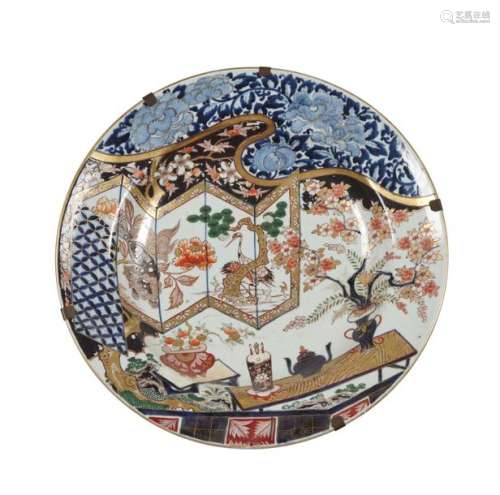 Japon Deux plats ronds en porcelaine à décor bleu,…