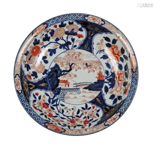 Japon Grand plat circulaire en porcelaine à décor …
