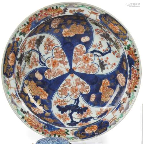 Japon Coupe circulaire en porcelaine à décor bleu,…