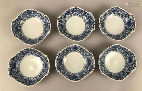 Japon Six coupes en porcelaine à décor en camaïeu …