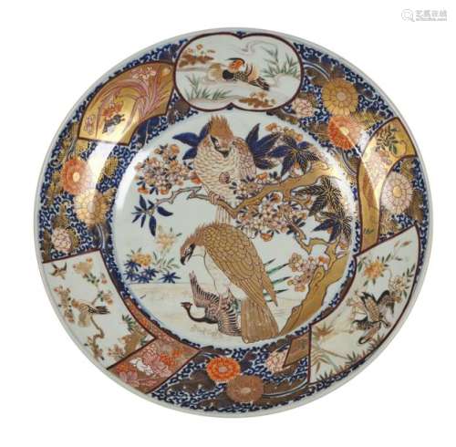 Japon Grand plat rond en porcelaine à décor bleu, …