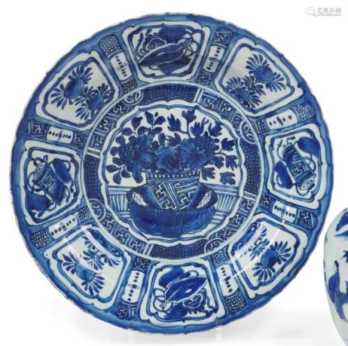 Chine Plat rond en porcelaine à décor en bleu sous…