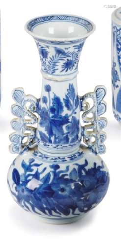 Chine Vase de forme balustre à deux anses ajourées…