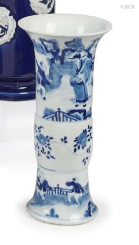 Chine Vase de forme rouleau en porcelaine à décor …