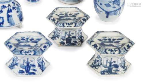 Chine Trois salières hexagonales en porcelaine à d…