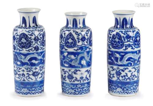 Chine Trois vases de forme cylindrique en porcelai…