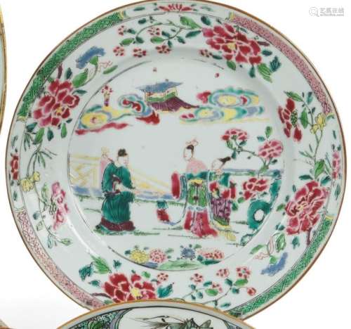Chine Assiette en porcelaine à décor polychrome de…