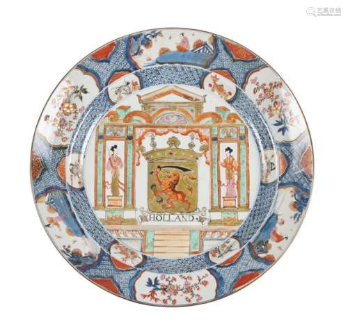 Chine Grand plat rond en porcelaine à décor polych…