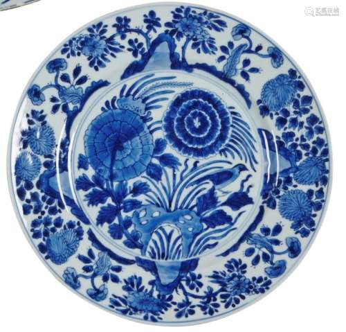 Chine Plat rond en porcelaine à décor en camaïeu b…