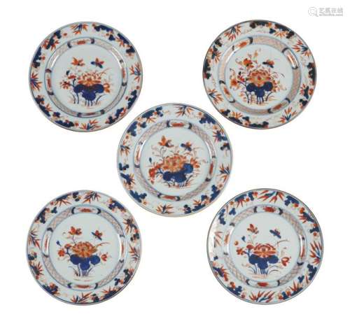 Chine Cinq assiettes en porcelaine à décor bleu, r…