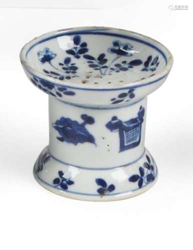 Chine Salière cylindrique à décor en camaïeu bleu …