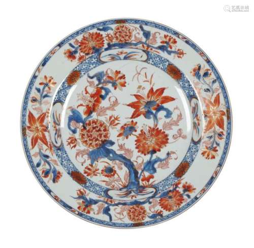 Chine Deux plats ronds en porcelaine à décor bleu,…