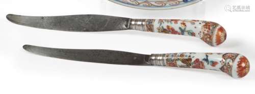 Chine Deux couteaux à manche en porcelaine à décor…