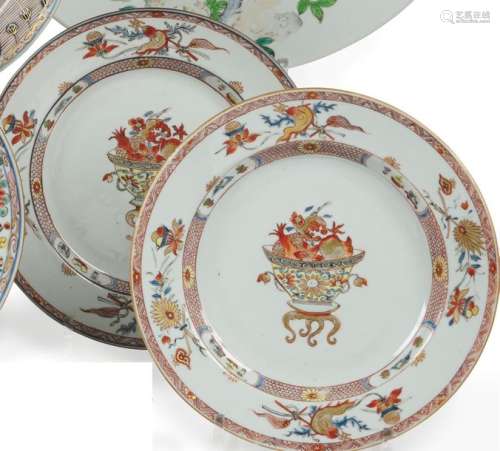 Chine Deux assiettes en porcelaine à décor polychr…