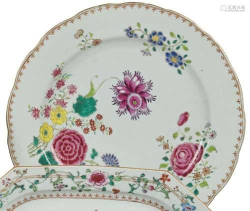 Chine Plat rond en porcelaine à décor polychrome d…