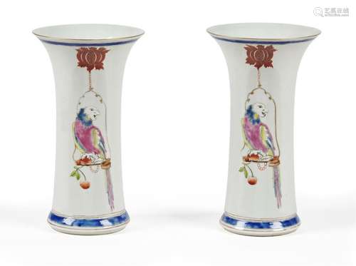 Chine Paire de vases de forme cornet en porcelaine…