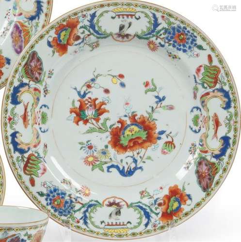 Chine Une assiette en porcelaine à décor polychrom…