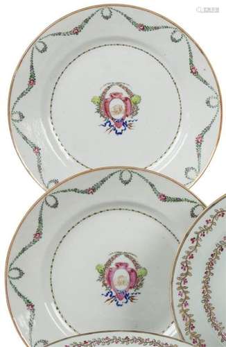 Chine Deux assiettes en porcelaine à décor polychr…