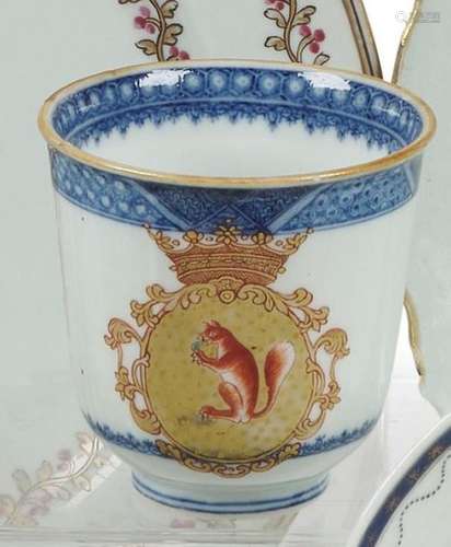 Chine Tasse en porcelaine à décor en bleu, rouge e…