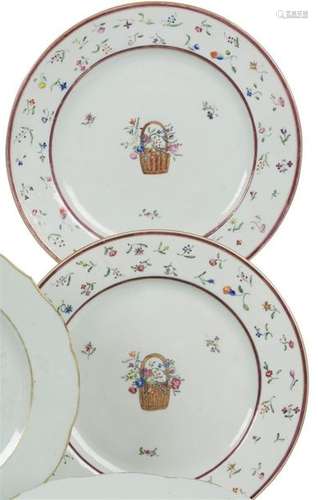 Chine Deux assiettes en porcelaine à décor famille…