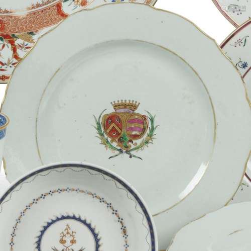 Chine Suite de quatre assiettes en porcelaine à dé…