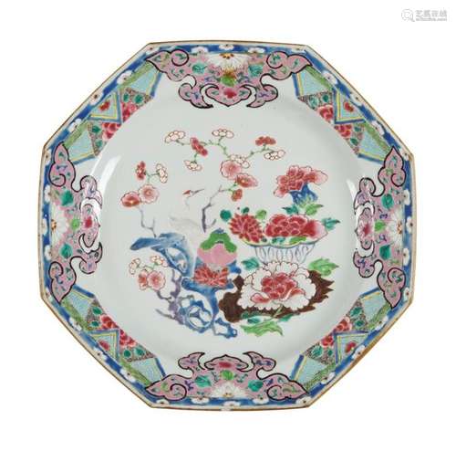 Chine Deux plats octogonaux en porcelaine à décor …