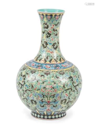 Chine Vase de forme balustre en porcelaine à décor…