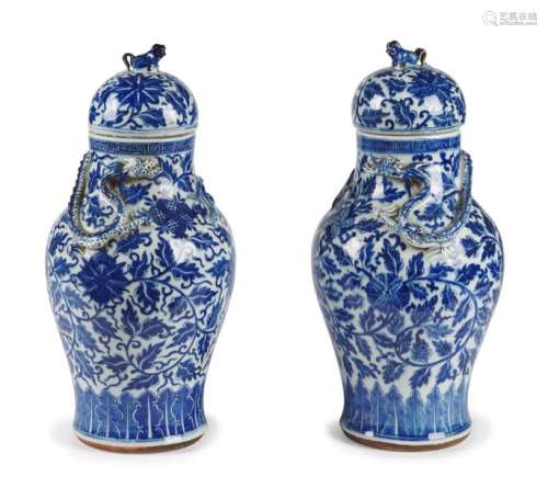 Chine Paire de vases couverts de forme balustre en…