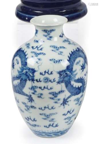 Chine Vase ovoïde en porcelaine à décor en bleu so…
