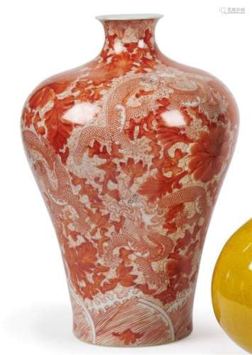 Chine Vase balustre en porcelaine à décor en rouge…