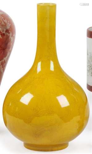 Chine Vase balustre en porcelaine à fond jaune à d…
