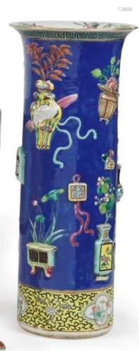 Chine Vase cylindrique en porcelaine à fond bleu à…