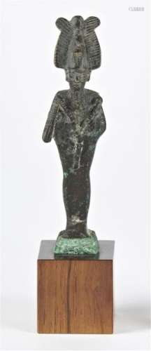 Statuette représentant le dieu Osiris debout sur u…