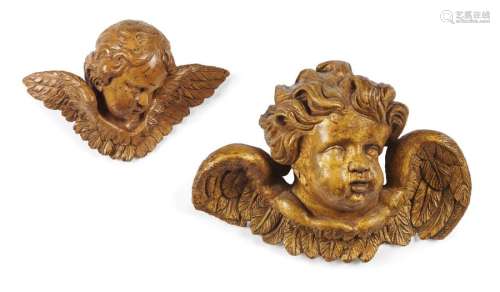 Deux têtes d'ange ailées, l'une en bois doré. Styl…